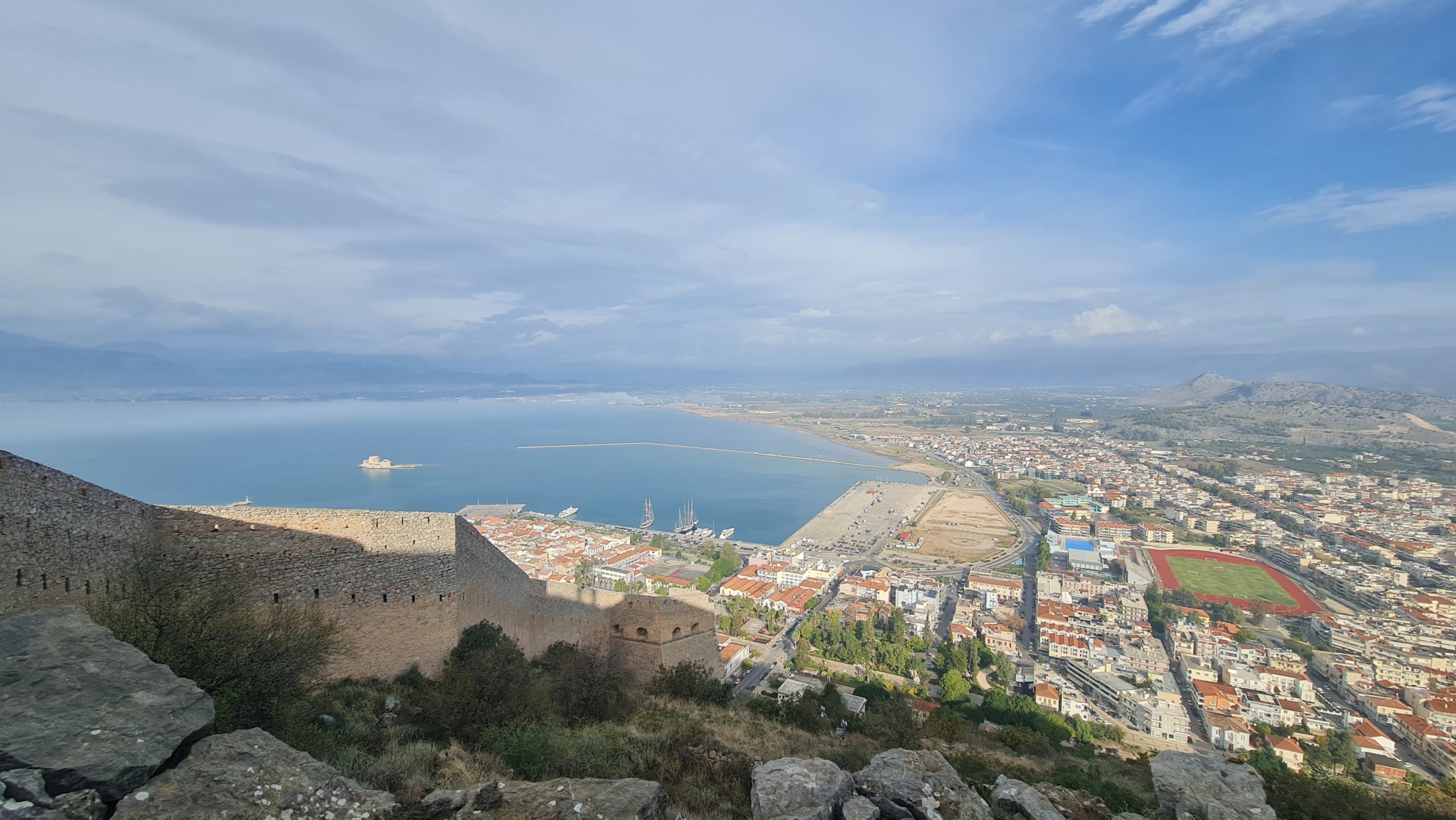 Θέα της παλιάς πόλης του Ναυπλίου από το φρούριο Παλαμηδίου.