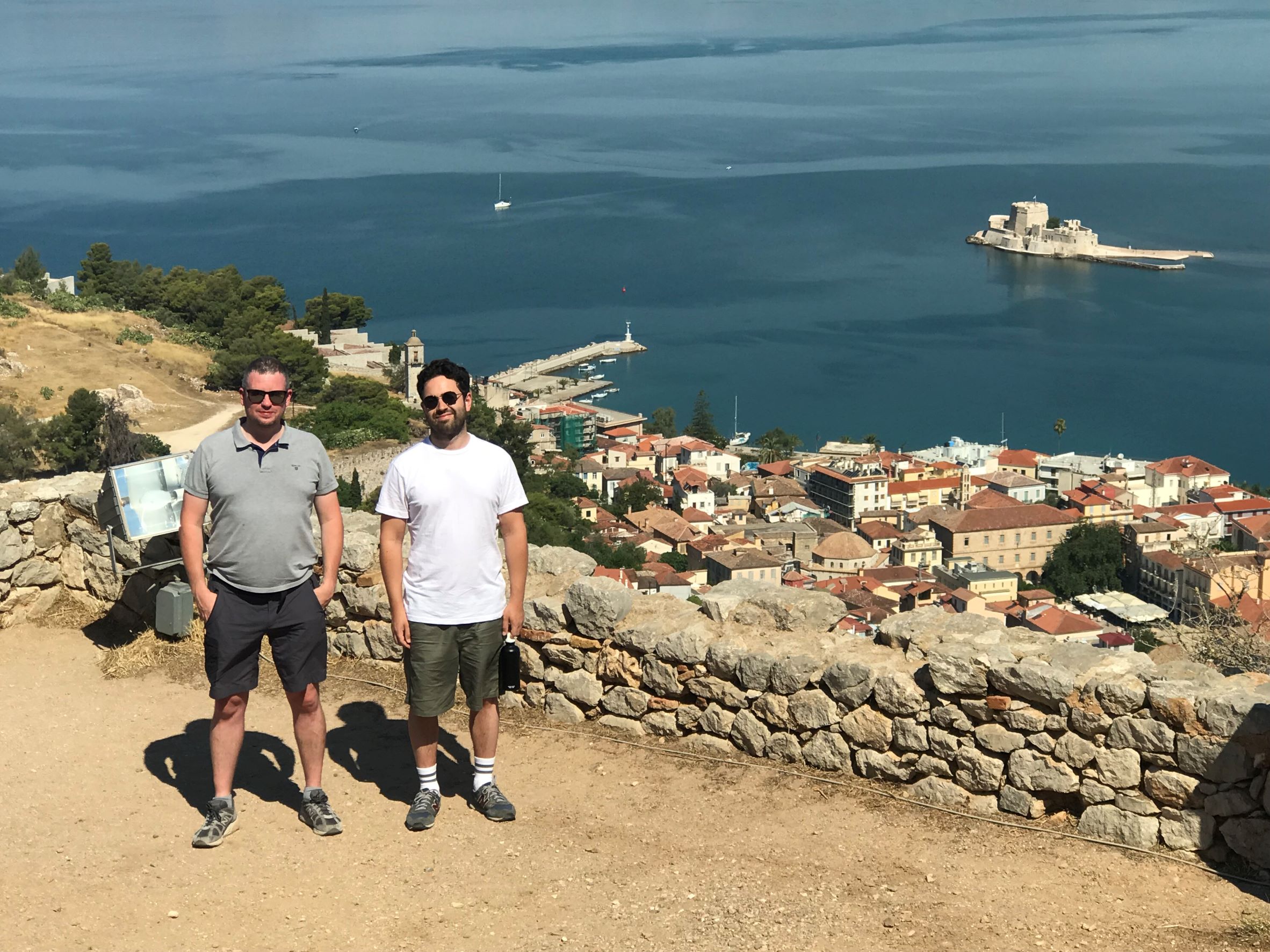 Οι βραβευμένοι ποιητές στο κάστρο του Παλαμηδίου με θέα την πόλη του Ναυπλίου και το Μπούρτζι.