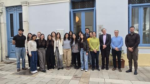 Ομαδική φωτογραφία φοιτητών/ριών και διδασκόντων/ουσών του προγράμματος «Genomic Medicine Course in Nafplio» μπροστά από το κτήριο του ΚΕΣ.