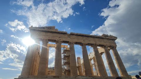 Υποβλητική άποψη του Παρθενώνα, του εμβληματικού αρχαίου ναού στην Ακρόπολη της Αθήνας.