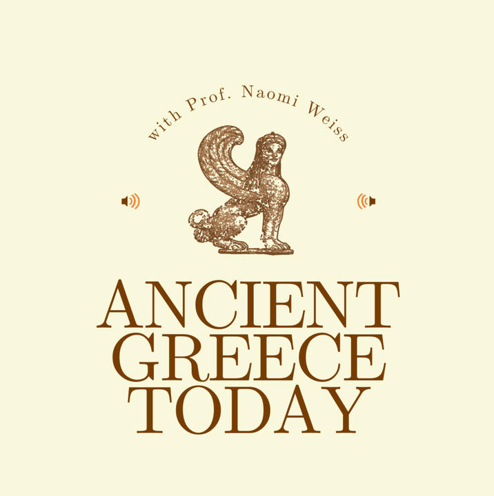 Εικόνα εξωφύλλου podcast με τον τίτλο «Ancient Greece Today» με την καθ. Naomi Weiss και μια καφέ αρχαία μυθική μορφή σε κρεμ φόντο.