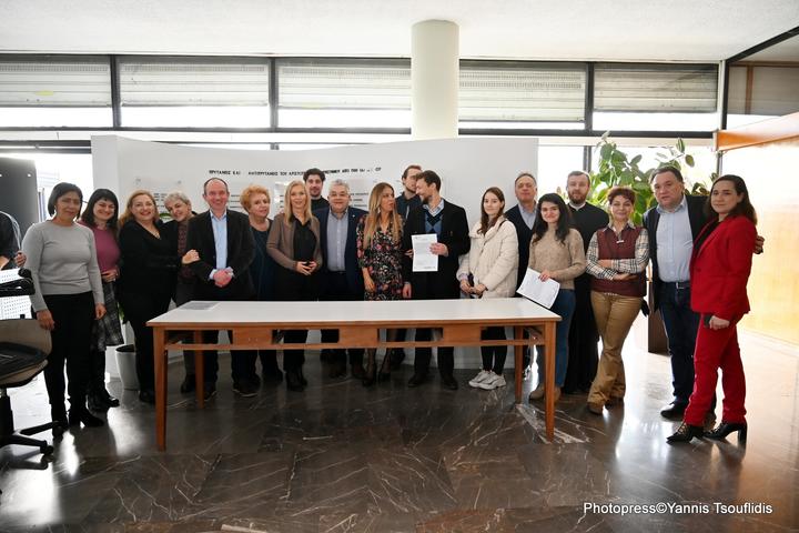 Διάφορα άτομα, μεταξύ των οποίων φοιτητές από την Ουκρανία, καθώς και το διοικητικό προσωπικό του Αριστοτελείου Πανεπιστημίου ποζάρουν για μια φωτογραφία.