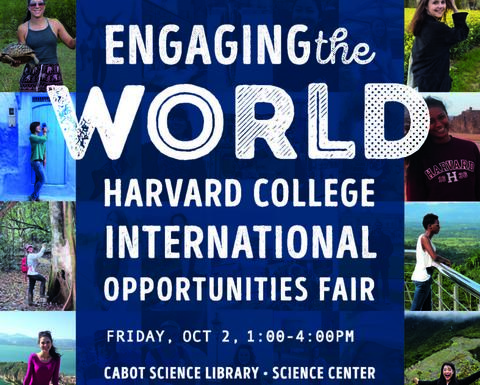 Αφίσα της εκδήλωσης «Engaging the World: Harvard College International Opportunities Fair», Παρασκευή 2 Οκτωβρίου, 13:00–16:00, Cabot Science Library, Science Center. Λευκά γράμματα σε σκούρο μπλε φόντο, πλαισιωμένα από φωτογραφίες χαμογελαστών φοιτητών και φοιτητριών του Harvard σε διάφορα μέρη του κόσμου.