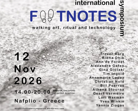 Αφίσα του συμποσίου «Footnotes», 12 Νοεμβρίου 2026, Ναύπλιο: μπλε τίτλος με αποτυπώματα παπουτσιών σε γκρι φόντο πεζοδρομίου.